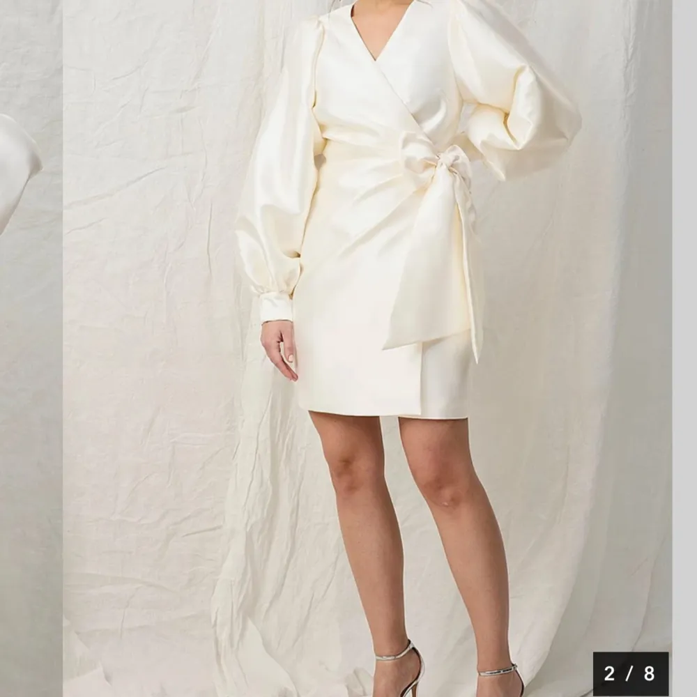Jättefin vit klänningen som tyvärr inte kommer till använding. Den är helt ny och köptes för 999kr. Klänningar.