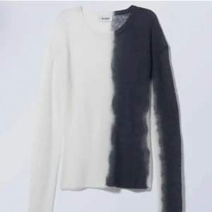 Weekday tröja  - Bra skick köpte second hand med prislapp på. Köpte för 399kr säljer för 300. Pris kan diskuteras 💗 