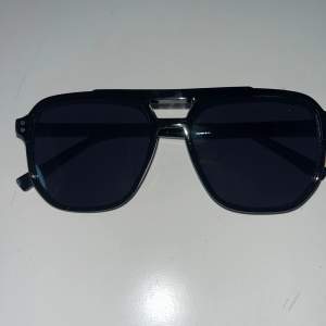 Svarta solglasögon som är perfekta till sommaren!  Snygga solglasögon i topp skick och topp kvalite! ❗️Pris kan diskuteras❗️ 