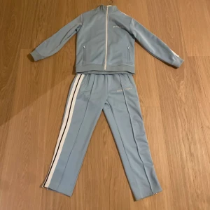 Palm Angeles dress - Säljer nu min palm angeles dress som är i väldigt bra skick, jag har använt den ca 10 gånger, priset är inte hugget i sten och kan diskuteras vid en smidig affär.  Tveka inte på att höra av dig vid frågor osv!