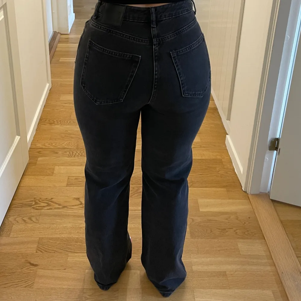 Regular wide 980 jeans från Bikbok i strl W27 L30 och fint använt skick 💌 Innerbenslängden är 79 cm och midjemåttet är 68 cm 🫶🏼 Nypris 599 kr. Jeans & Byxor.