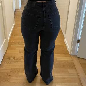 Regular wide 980 jeans från Bikbok i strl W27 L30 och fint använt skick 💌 Innerbenslängden är 79 cm och midjemåttet är 68 cm 🫶🏼 Nypris 599 kr