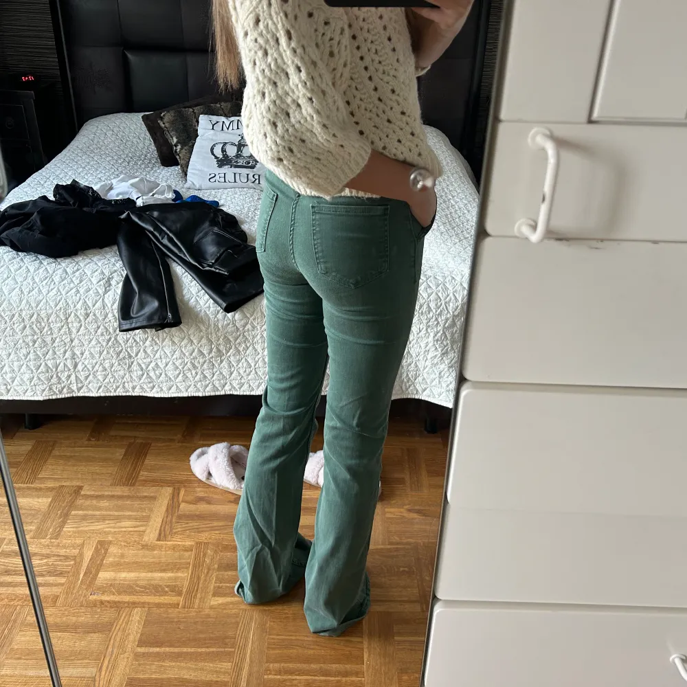 Snyggaste gröna jeansen från zara u strl 34. De är lite långa på mig därav har de slitits lite längst ner men inget man lägger märke till egentligen. Är 168❤️. Jeans & Byxor.