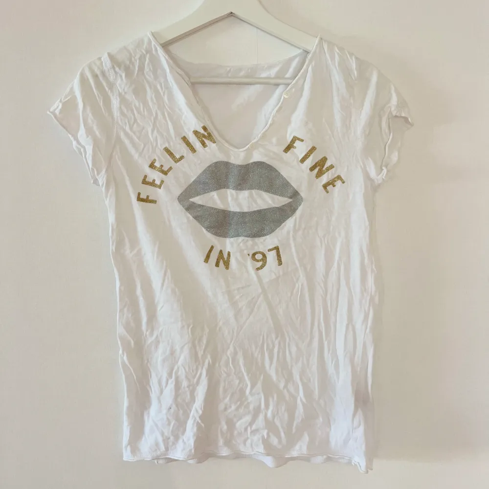 V-ringad tunn vit t-shirt från Zadig & Voltaire 🤍 Ny pris 1100 kr, Mitt pris 400 kr . T-shirts.