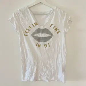 V-ringad tunn vit t-shirt från Zadig & Voltaire 🤍 Ny pris 1100 kr, Mitt pris 400 kr 