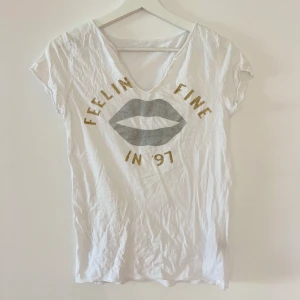 T-shirt från Zadig & Voltaire  - V-ringad tunn vit t-shirt från Zadig & Voltaire 🤍 Ny pris 1100 kr, Mitt pris 400 kr 