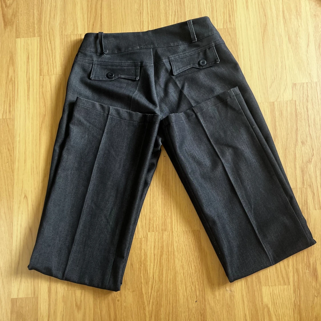 Grå bootcut/straight kostymbyxa  - 90