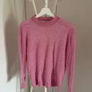 En rosa stickad tröja från Zara. Fint skick och världsligt tunn och skön. Nypris ca 350 kronor.