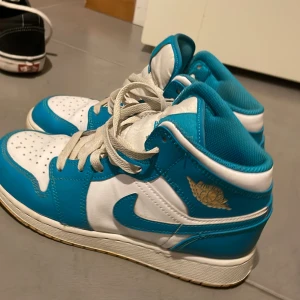 Ett par air Jordan i storlek 36 - Skicket är 10/10 använt fåtal gånger. Storlek 36. Köpta för 1250. Nu 650