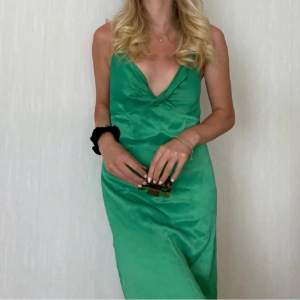Säljer denna gröna klänning från zara!💚