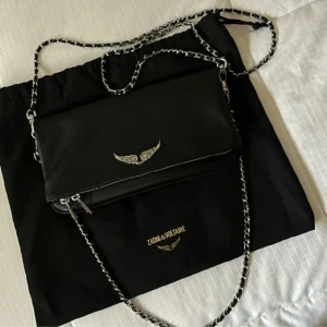 Zadig handväska - Säljer min jättefina Zadig väska ( lilla modellen) använd Max 3 gånger och är i nyskick, dustbag medföljer