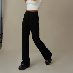 Kostymbyxor  - Så sköna och fina kostymbyxor från Hanna Schönbergs kollektion som tyvärr blivit för små. Inga defekter. 