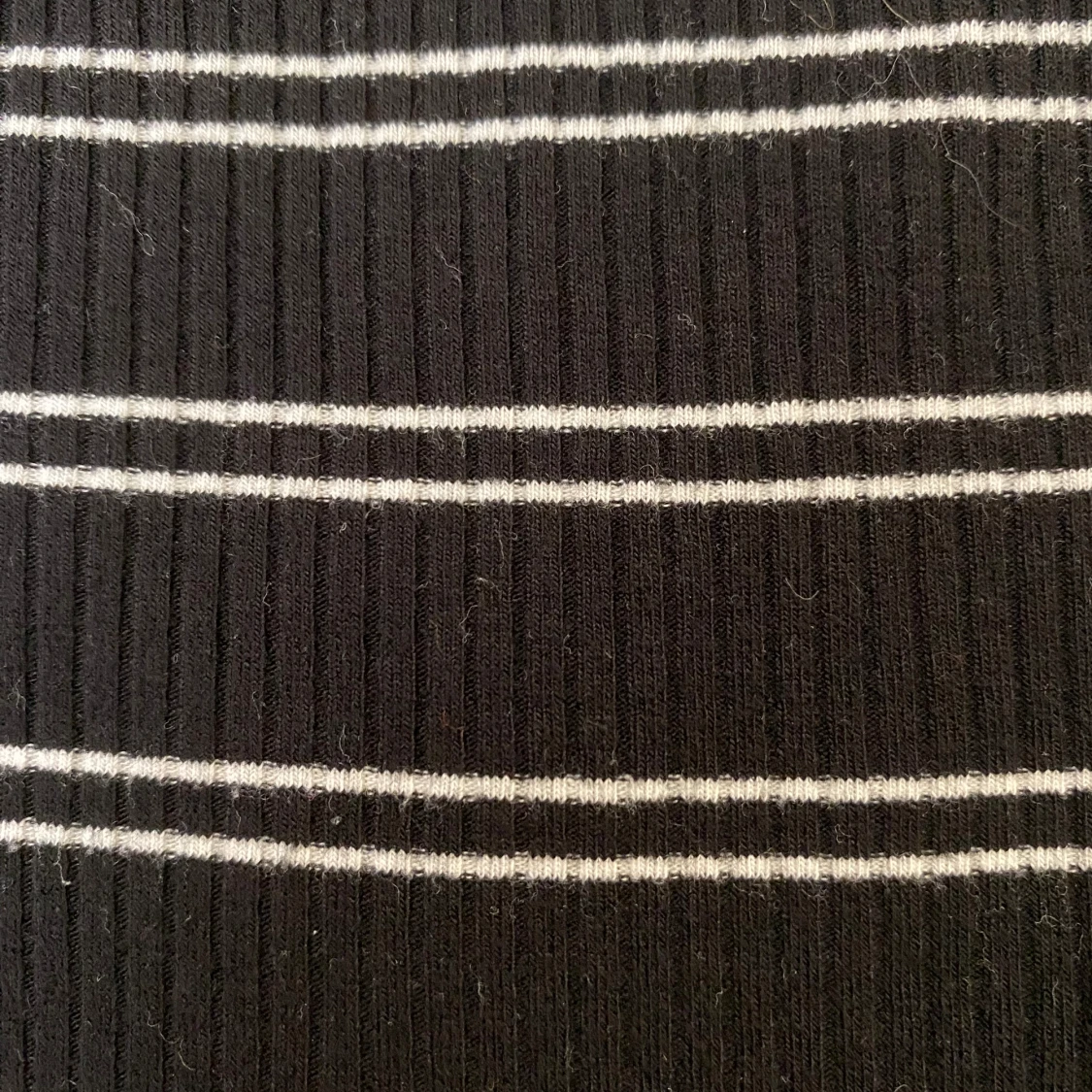 Svart vid randig tröja - 91