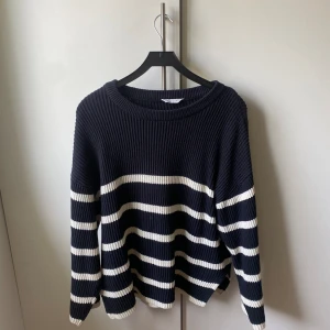 Stickad tröja med slits - Aldrig använd vara provad, slits på båda sidorna