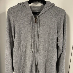 Kashmir hoodie - Bra skick. Kashmir/Ull hoodie i M. Skriv för frågor