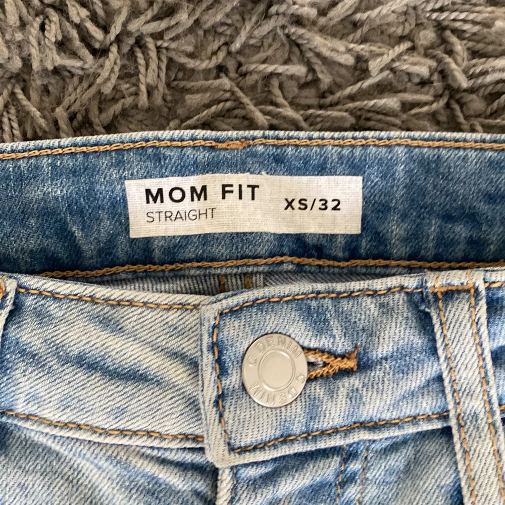Jätte fina straight jeans, använda max 3 gånger! Straight jeans i storlek xs/32 ( är 163) säljer pågrund av att de inte kommer till användning 💓köpta för 350kr. Jeans & Byxor.