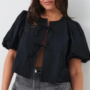 Topp / Blus Gina Tricot  - Säljer denna populära blusen / toppen från gina tricot då jag tyvärr köpte fel storlek. Har aldrig kommit till användning och är i nyskick. Nypris 500kr. Pris kan diskuteras💓