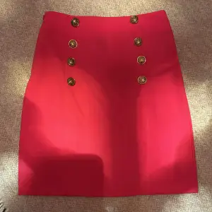 Mörkrosa Kort kjol från shein i nyskick stl XS