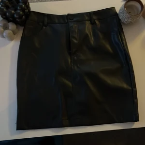 Skinn kjol - Aldrig använd, bra skick.