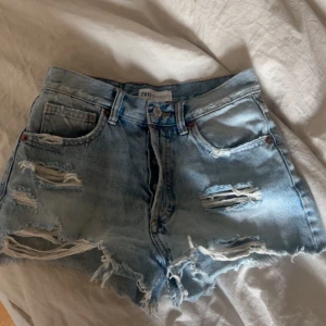 Jeansshorts  - Super fina, köpt förra sommaren men tyvär blivit för små, använd Max 2 gånger🩵