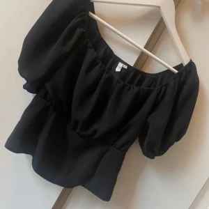 Off shoulder topp - En off shoulder topp i storlek M, aldrig använd så ny. Inget att anmärka på