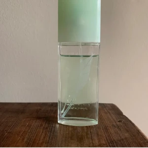 Ester lauder parfym  - Super fräsch doft bara lite använd.  30ml  