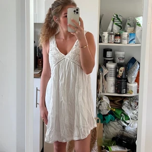 Studentklänning - Fin student/skolavslutningsklänning från Pull & Bear med brodyr upptill, använd en gång, bör styrkas innan användning 