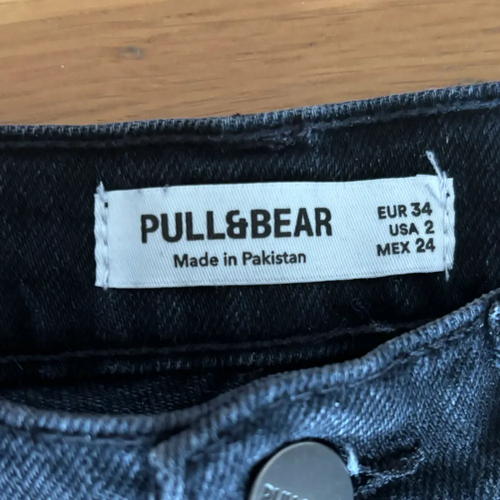 Svarta raka jeans från pull&bear, använda fåtal gånger. Skulle säga att de är mid waist🩷. Jeans & Byxor.
