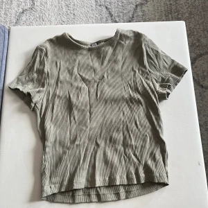 T-shirt  - En skön T-shirt från H&m i storlek M. 