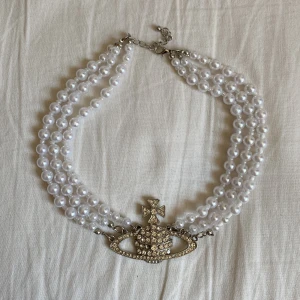 Vivienne westwood halsband - Vivienne westwood LIKNANDE halsband ❣️ // använd gärna köp nu!