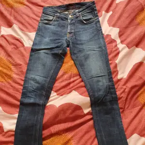 Nudie Jeans mörkblå slim fit i bra skick. W29 L32. Modell Dude Dan.