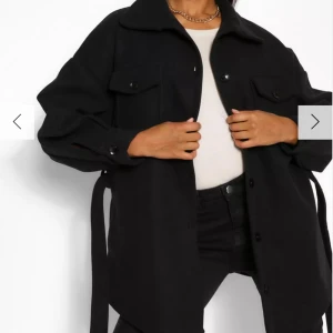 Svart kappa  - Säljer exakt denna kappan aldrig använd prislappen sitter kvar och bälte tillkommer och den har fickor på sidan. Köpt för 810kr, skriv för mer bilder 