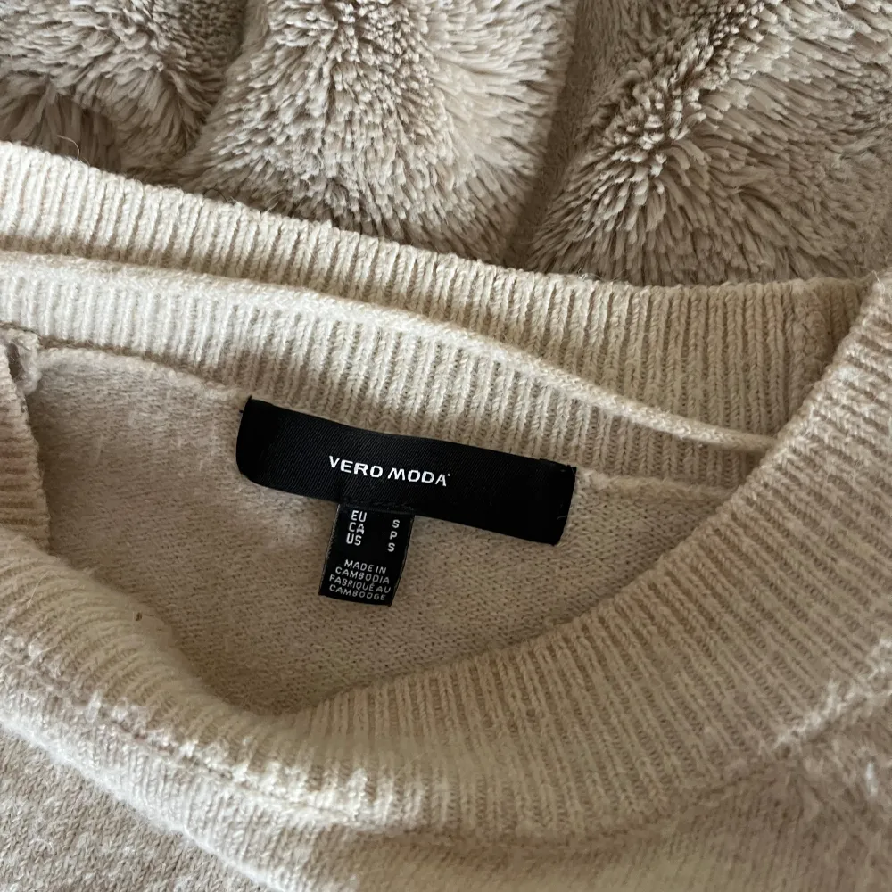 Säljer denna trendiga stickade tröja från vero Moda! Strl s, helt oanvänd💛(första bilden är lånad, hon bär samma storlek)💓nypris 289. Stickat.