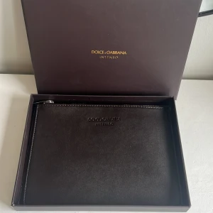 Dolce Gabbana clutch - Säljer denna fina clutch, perfekt till balen. Fått i present men aldrig använd. Skriv för mer bilder 