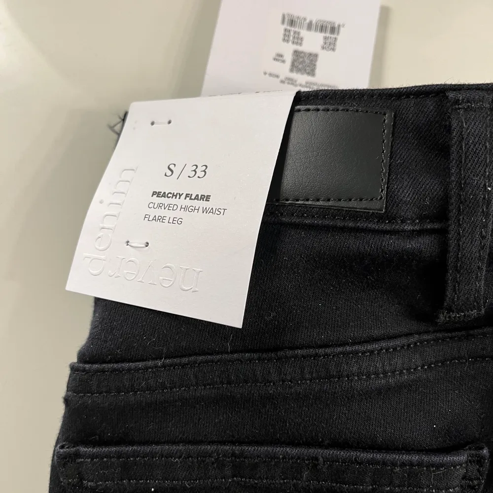 Jättefina oanvända jeans från bikok, prislappen är kvar!! Storlek S/33. Jeans & Byxor.