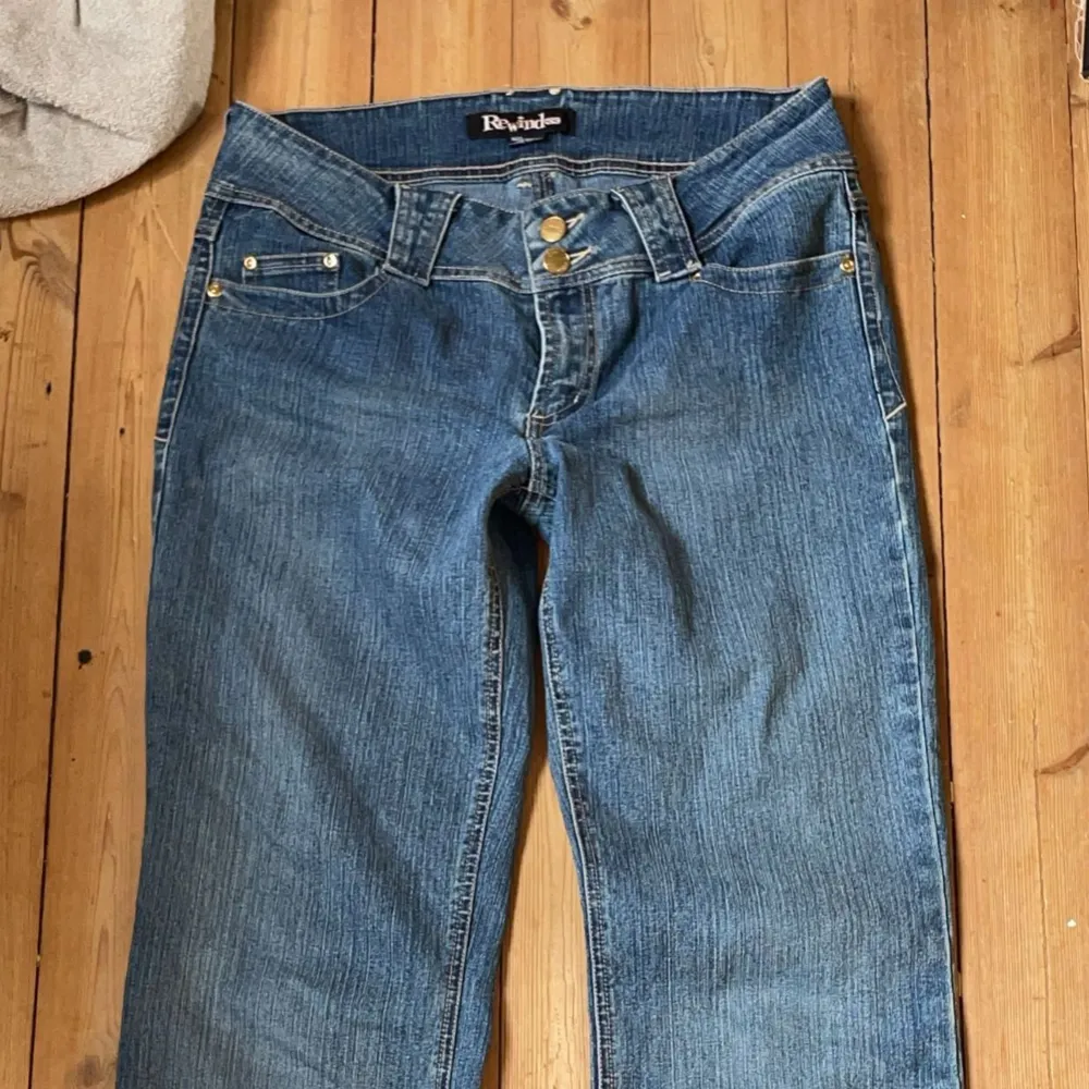 Raka jeans från Rewind köpta secondhand för ca 180kr. Säljer pga för stora för mig. Storlek 11 vet tyvärr inte vad det är i ”vanliga” storlekar men måtten är Midja: 82 cm. Innerben: 83 cm. Jeans & Byxor.