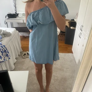 Blå klänning - Jätte jätte fin blå klänning som man både kan ha offsholder och en axlad🌸