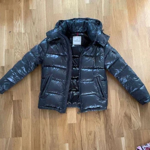 Moncler jacka maya - Hej hej! Här är mitt första plagg jag säljer nu och det är min fina moncler jacka maya (äkta)💎använd 1 vinter🥶 rök och djur fritt hem❤️ inga skador på den överhuvud taget! Vid intresse skickas fler bilder❤️😊 hoppas att ni gillar den!❤️😌