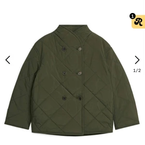 Arket Jacka - Säljer denna jacka i toppskick från Arket då den inte kommer till användning. Orginalpris 1390kr. Skriv för egna bilder 🤞🏼