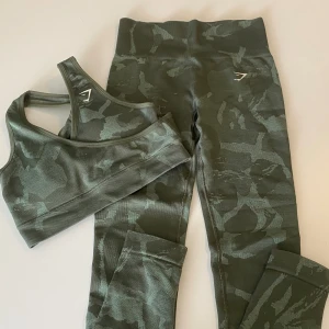 Gymshark Camo-set - Ett gymset bestående av tights och topp i militärmönster. Tights har scrunch på baksidan. Använda ett fåtal gånger, men är som nyskick. Normal i storleken.