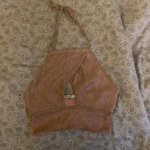 Fest topp - Säljer min rosa fest topp från NAKD då den tyvärr inte passar mig längre. Toppen är i storlek 34 och i bra skick. Pris kan diskuteras💕
