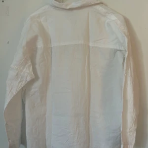 Vit oversized skjorta🤍 - Vit superfin oversized skjorta🤍 små missfärgningar vid armen. Säljer för har för många vita skjortor! 