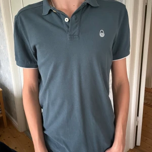 Sail racing piké - Fräsch Sail racing piké perfekt nu till sommaren. (Ny pris 800) Storleken är S och den är i färgen grön/blå. Den är i mycket bra skick och använd ca 3 gånger 