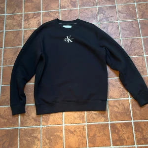 Calvin Klein tröja (aldrig använd) - Tjena, säljer nu min aldrig använda svarta Calvin Klein tröja i storlek Large. Hör av dig vid funderingar. Pris kan diskuteras 