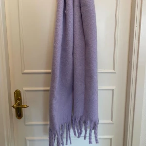 Halsduk - Oanvänd halsduk från mq med lappen på!