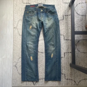 Vintage Guess Byxor - I bra skick med lite missfärgning inbyggd i byxorna. Storlek 32. Skriv ifall du har några fler frågor!