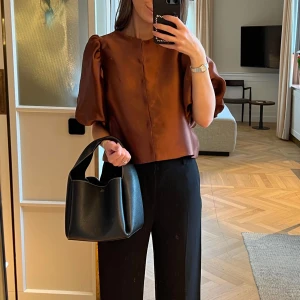 By Malina Cleo - Säljer denna. Den har en liten fläck längst ner, har ej testa ta bort (kan va deo). Annars helt ny med prislapp. Färgen heter Cappuccino 