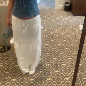 Intressekoll på min vita lång kjol!! Säljer då den inte kommer till användning. Den är i jättebra skick!!! 