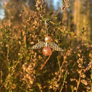 Hand gjord lycko ängel med riktigt silver på vingarna 👼💕 - Lycko ängeln kan du sätta på din bilnyckel, hus nyckeln eller ha som ett halsband 💕💕