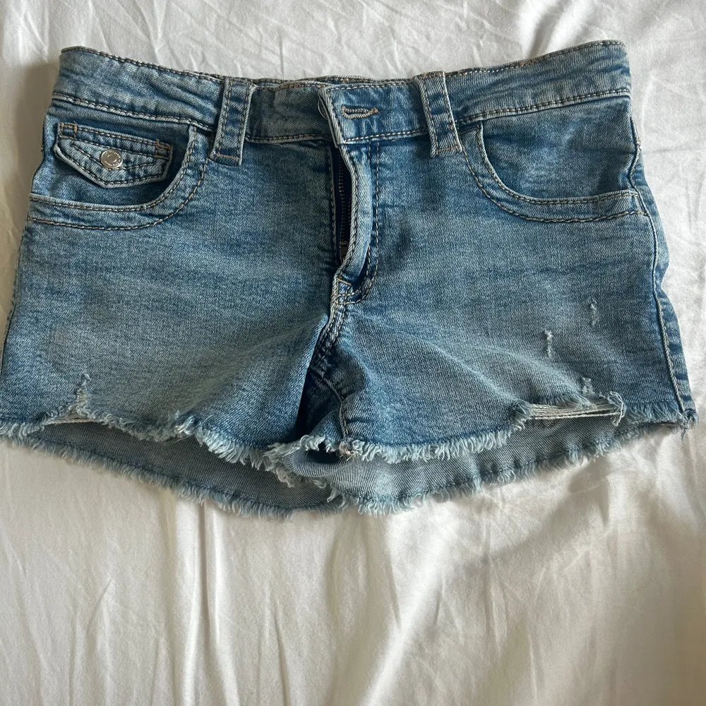 Snygga lågmidjade  jeans shorts från Gina young. Storlek 164 men dom är i ganska stretch material så jag som vanligtvis har 36-38 kan ha dom. Köpte ett par andra därav jag säljer🩷. Shorts.